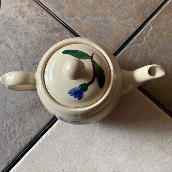 TEAPOT. Floral Painted Pot. 6 inches tall, 7 inches wide from handle to … - Picture 8 of 8